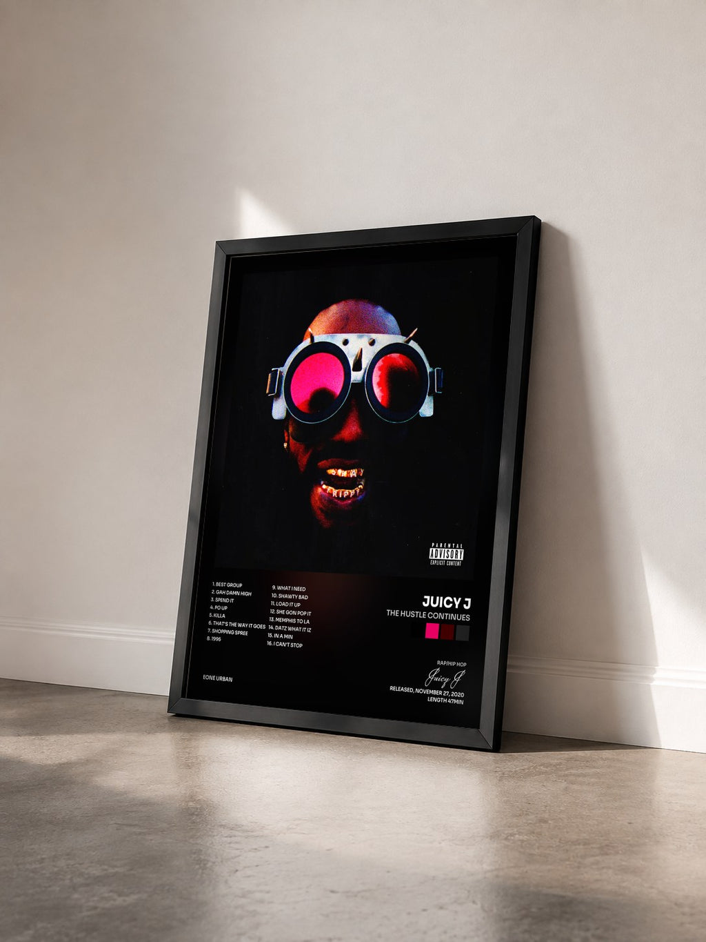 #noir THE HUSTLE CONTINUES di Juicy J in stampa incorniciata vista di tre quarti, cornice nera