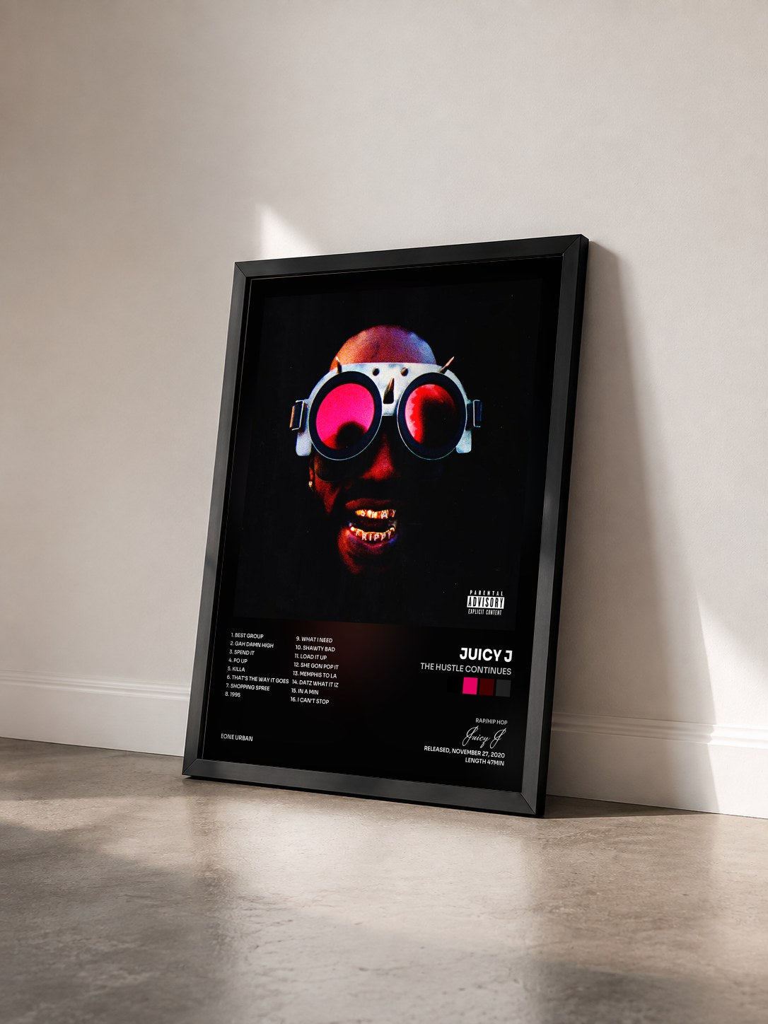 #noir Tableau de l'album THE HUSTLE CONTINUES de Juicy J vu de trois quarts, cadre noir