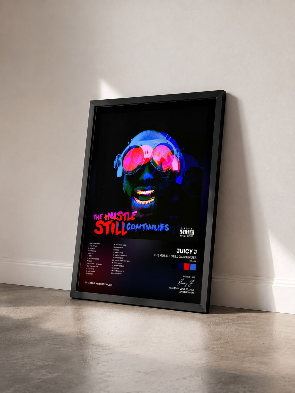 #noir THE HUSTLE STILL CONTINUES (Deluxe) von Juicy J als gerahmter Kunstdruck von schräg gesehen, schwarzer Rahmen