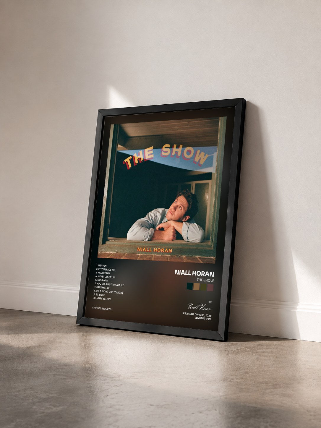 #noir The Show von Niall Horan als gerahmter Kunstdruck von schräg gesehen, schwarzer Rahmen