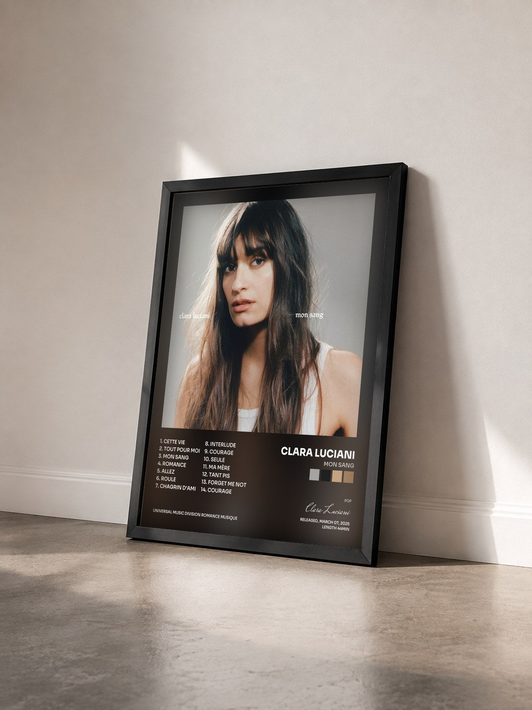 #noir Tableau de l'album Mon sang de Clara Luciani vu de trois quarts, cadre noir