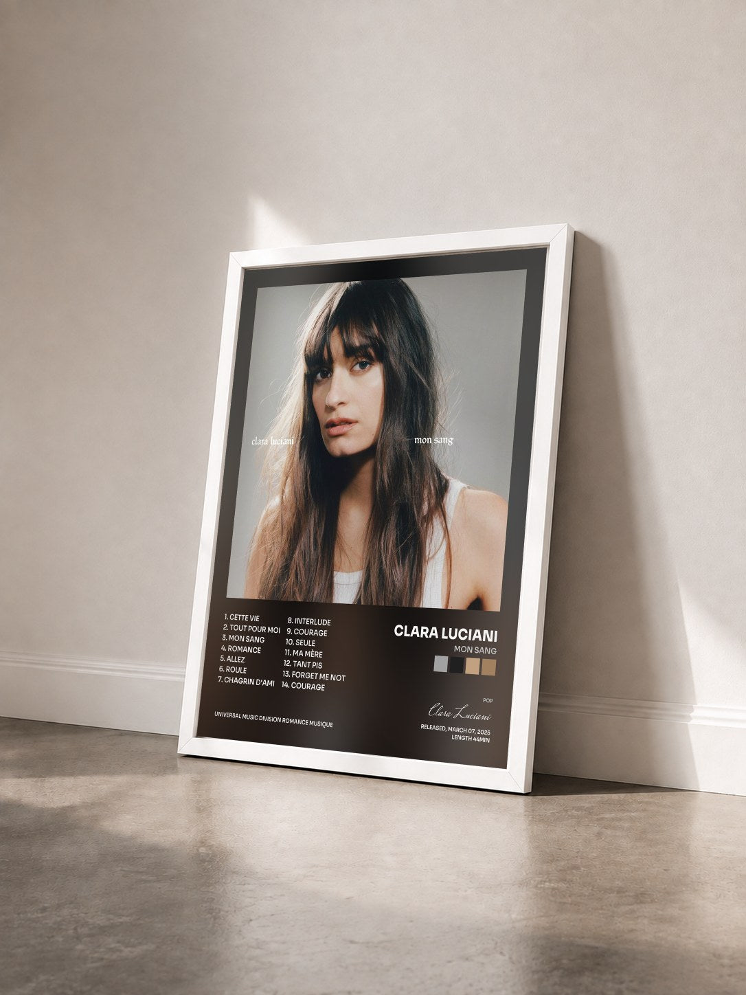 #blanc Tableau de l'album Mon sang de Clara Luciani vu de trois quarts, cadre blanc