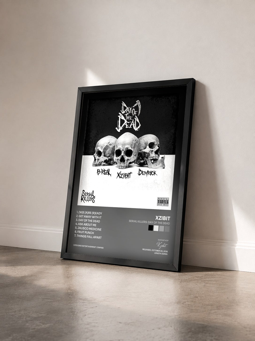 #noir Serial Killers: Day of the Dead von Xzibit als gerahmter Kunstdruck von schräg gesehen, schwarzer Rahmen