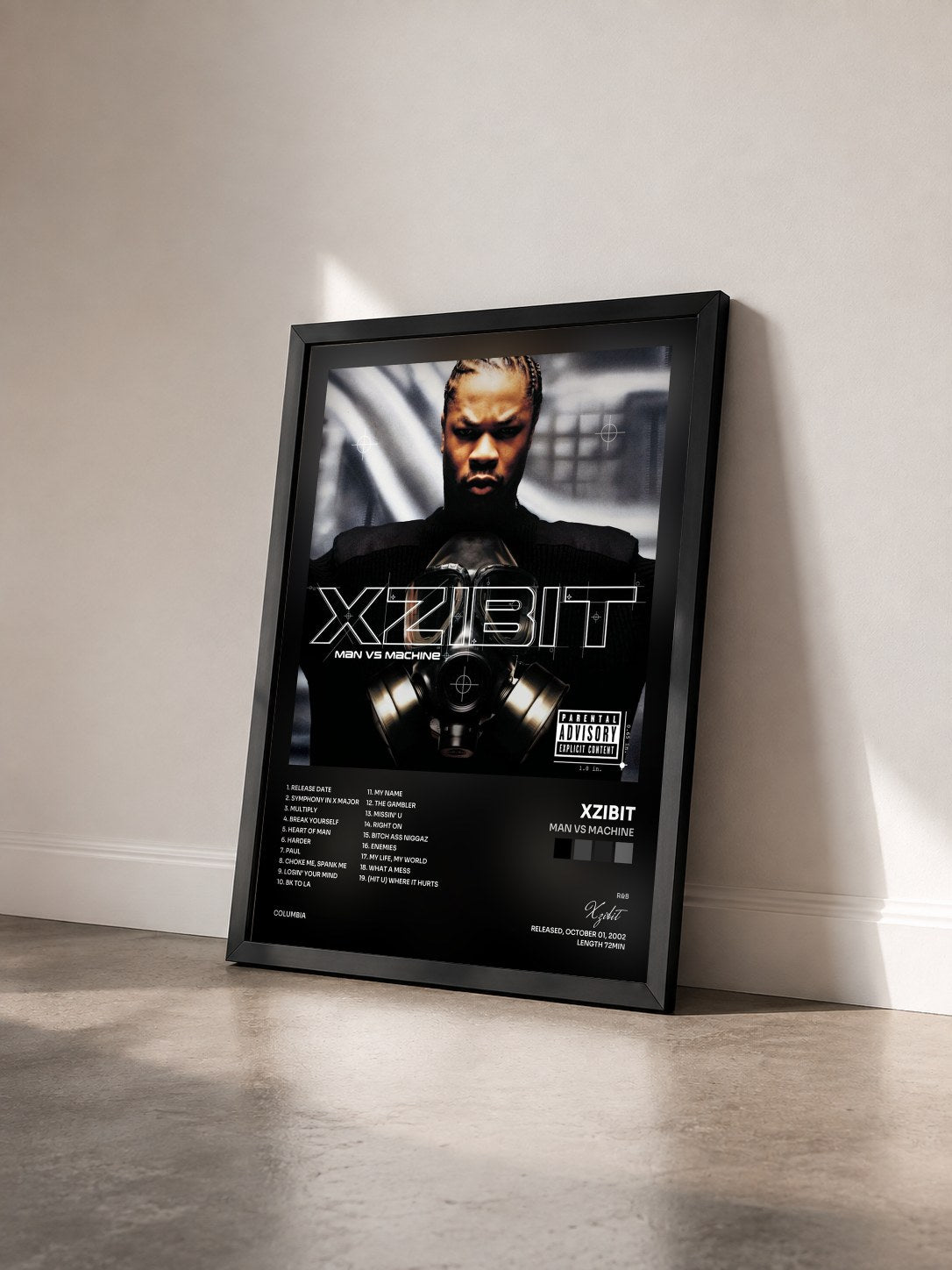 #noir Man VS Machine de Xzibit en lámina enmarcada vista de tres cuartos, marco negro