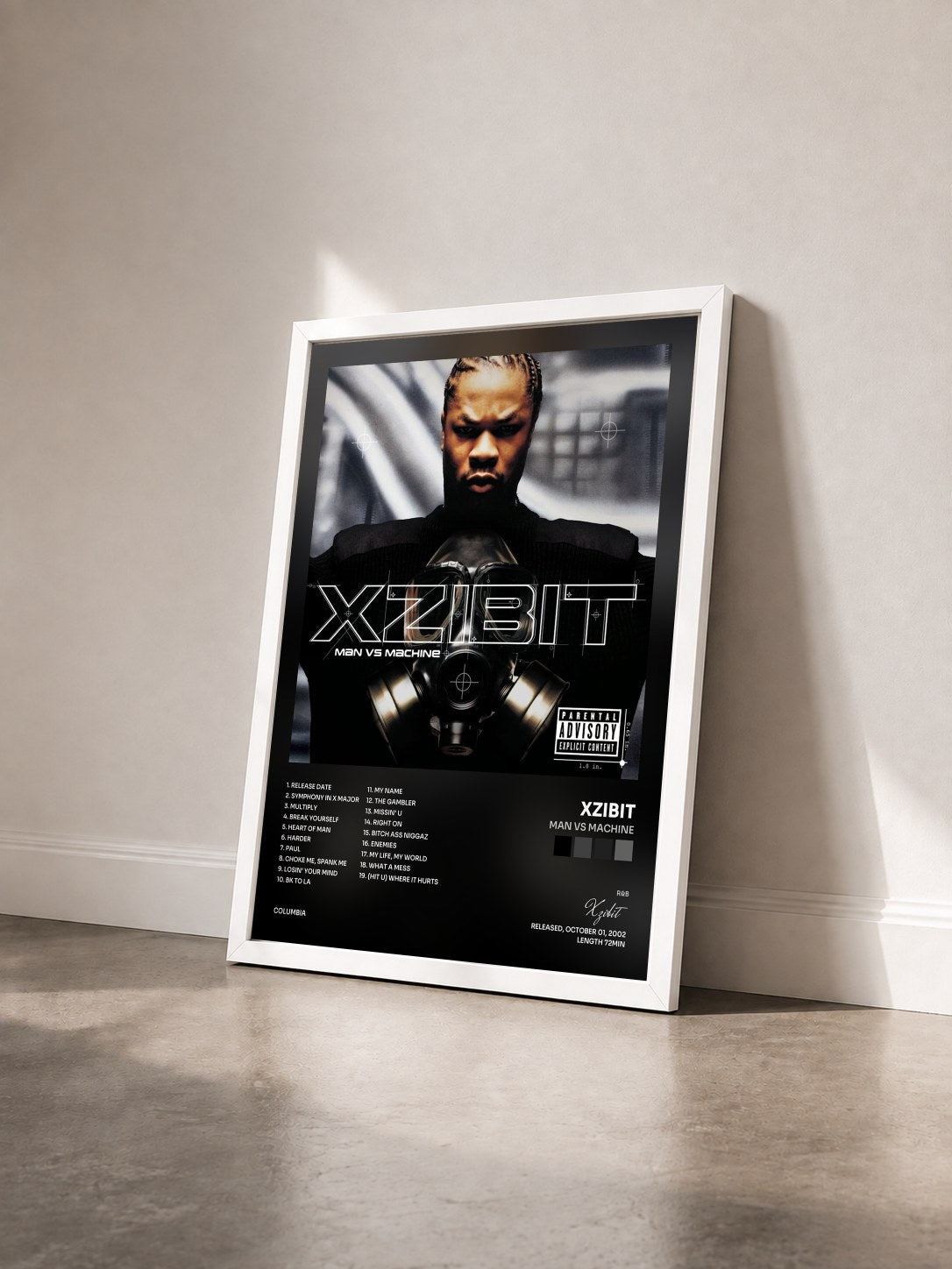 #blanc Man VS Machine de Xzibit en lámina enmarcada vista de tres cuartos, marco blanco