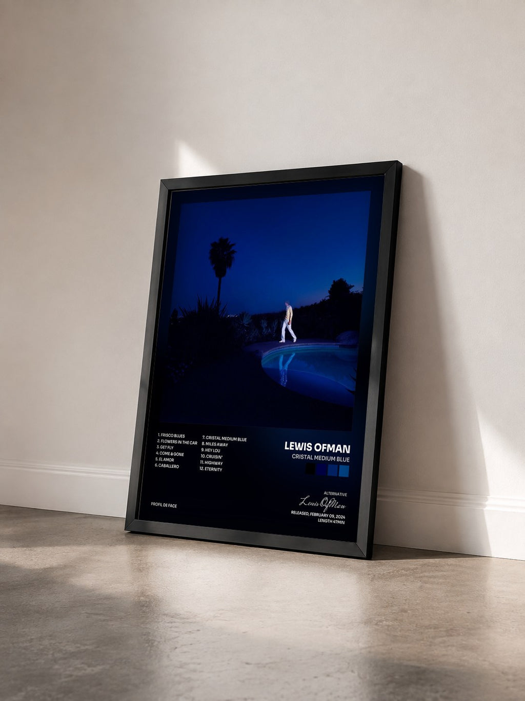 #noir Tableau de l'album Cristal Medium Blue de Lewis OfMan vu de trois quarts, cadre noir