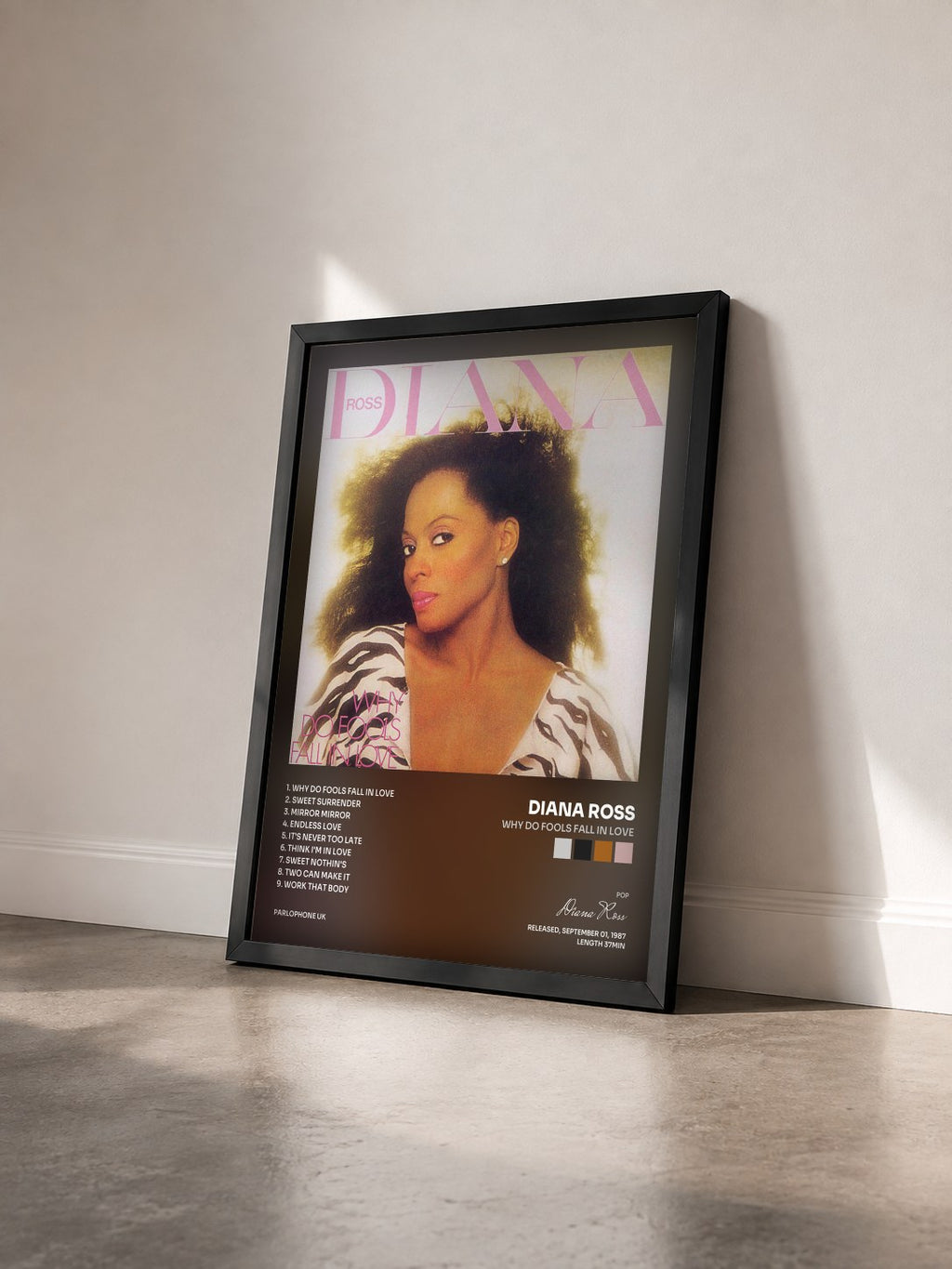 #noir Why Do Fools Fall in Love von Diana Ross als gerahmter Kunstdruck von schräg gesehen, schwarzer Rahmen