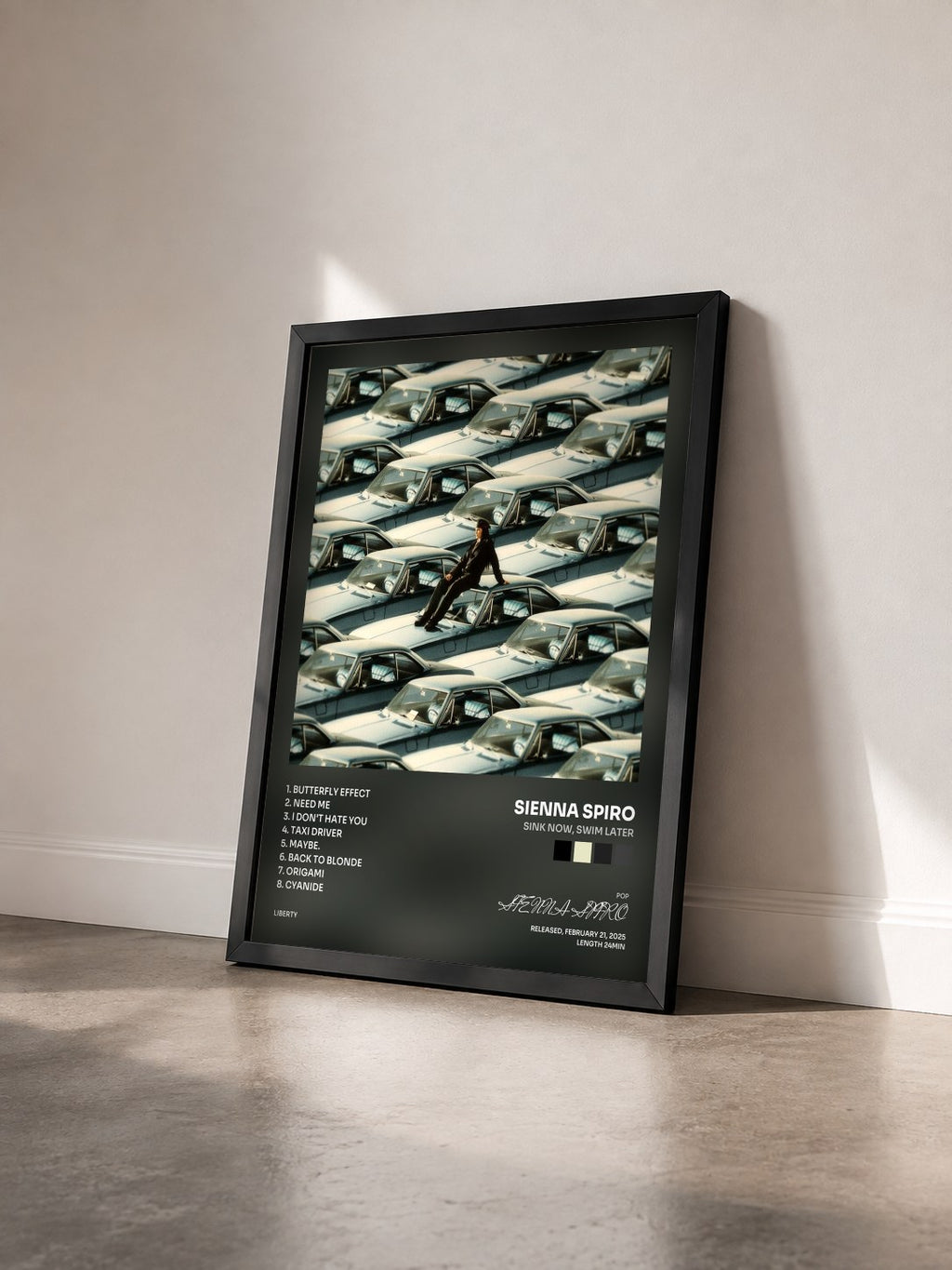 #noir Tableau de l'album SINK NOW, SWIM LATER de SIENNA SPIRO vu de trois quarts, cadre noir