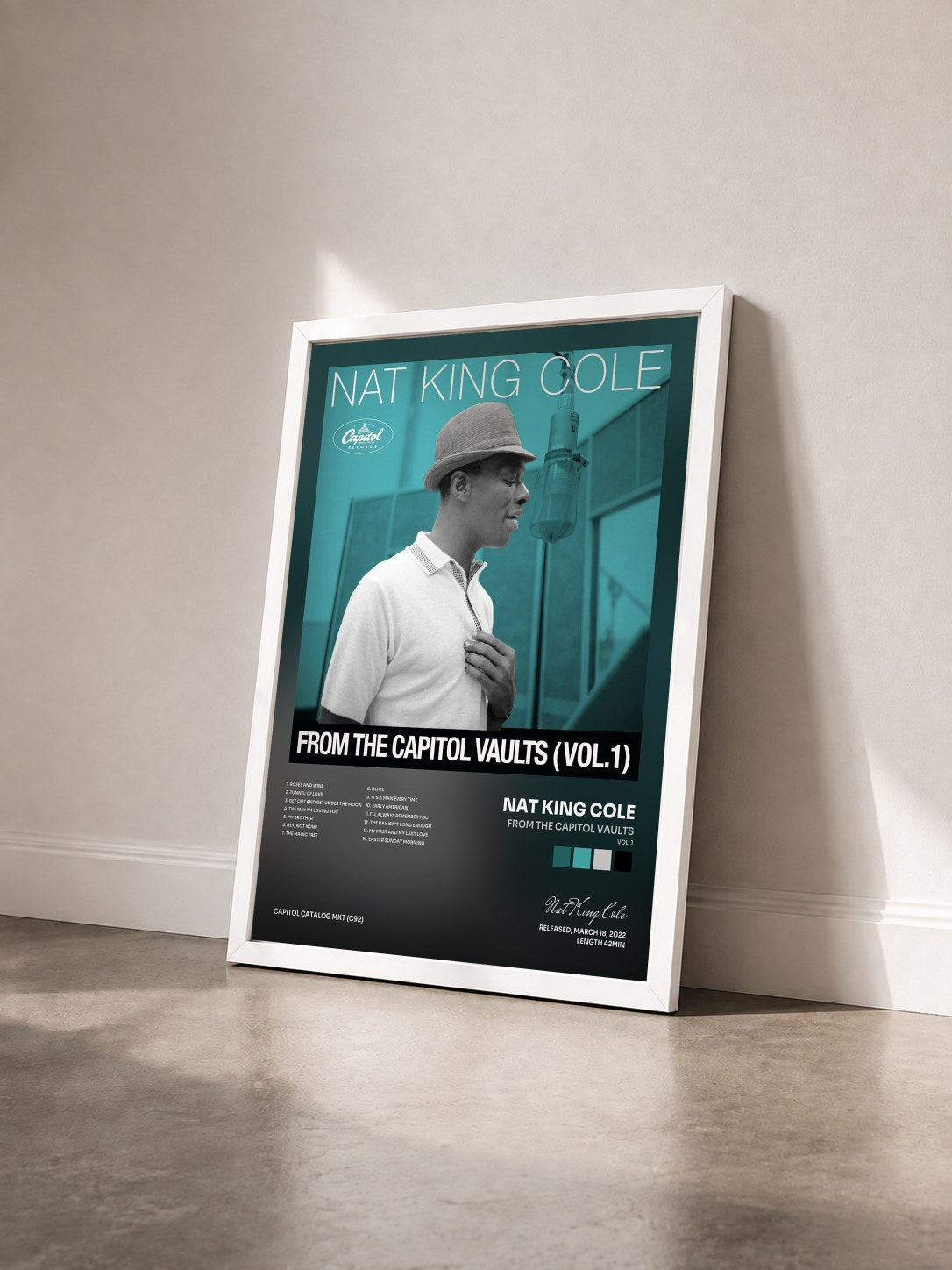 #blanc From The Capitol Vaults (Vol. 1) von Nat King Cole als gerahmter Kunstdruck von schräg gesehen, weißer Rahmen