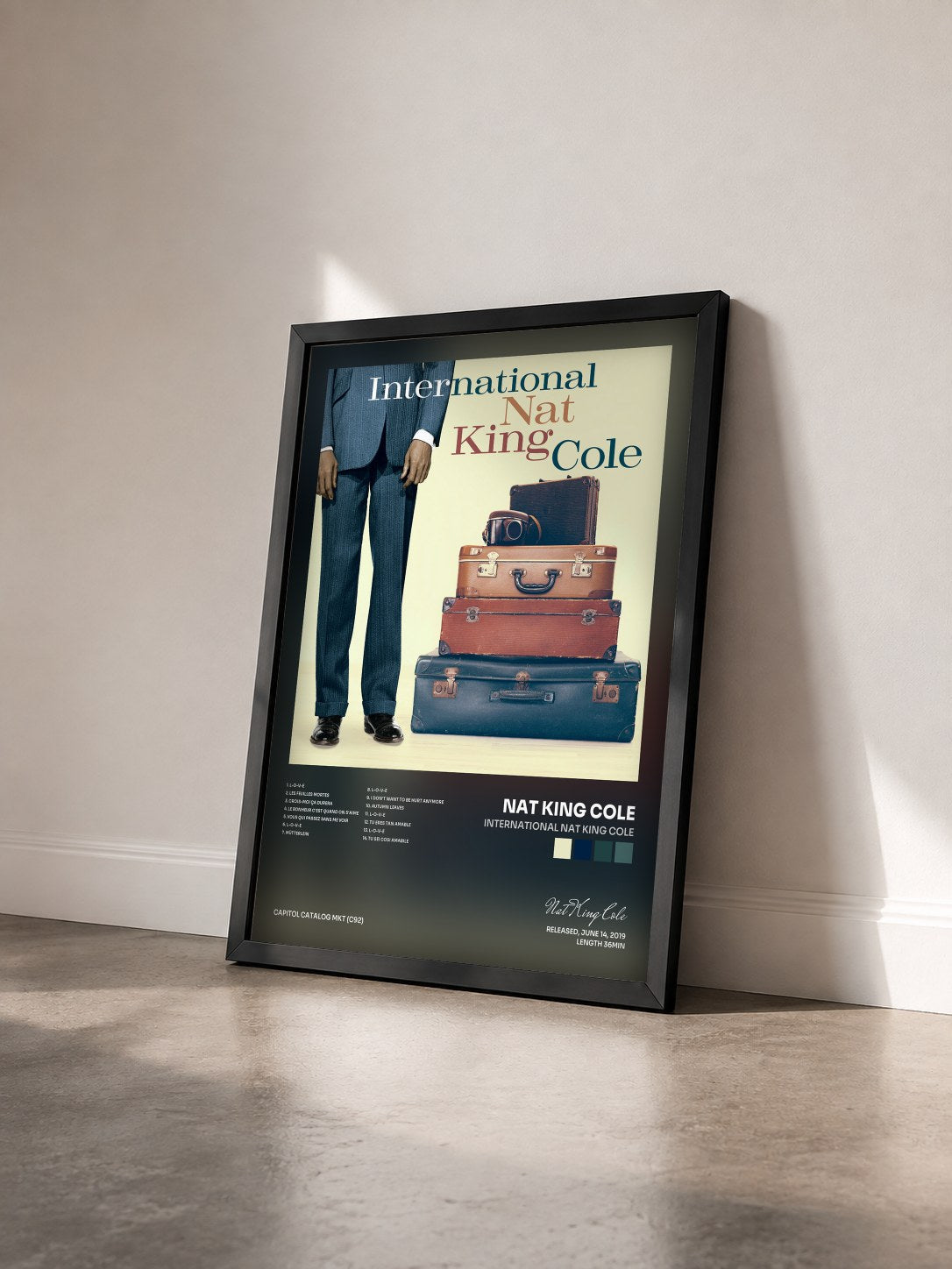 #noir International Nat King Cole von Nat King Cole als gerahmter Kunstdruck von schräg gesehen, schwarzer Rahmen