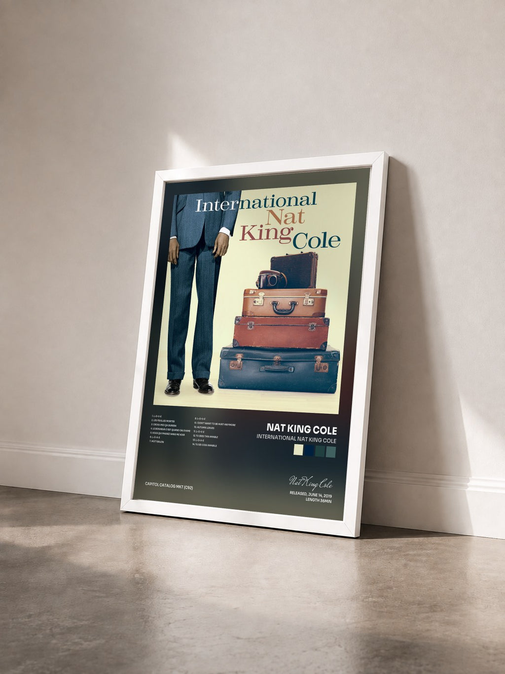 #blanc International Nat King Cole di Nat King Cole in stampa incorniciata vista di tre quarti, cornice bianca