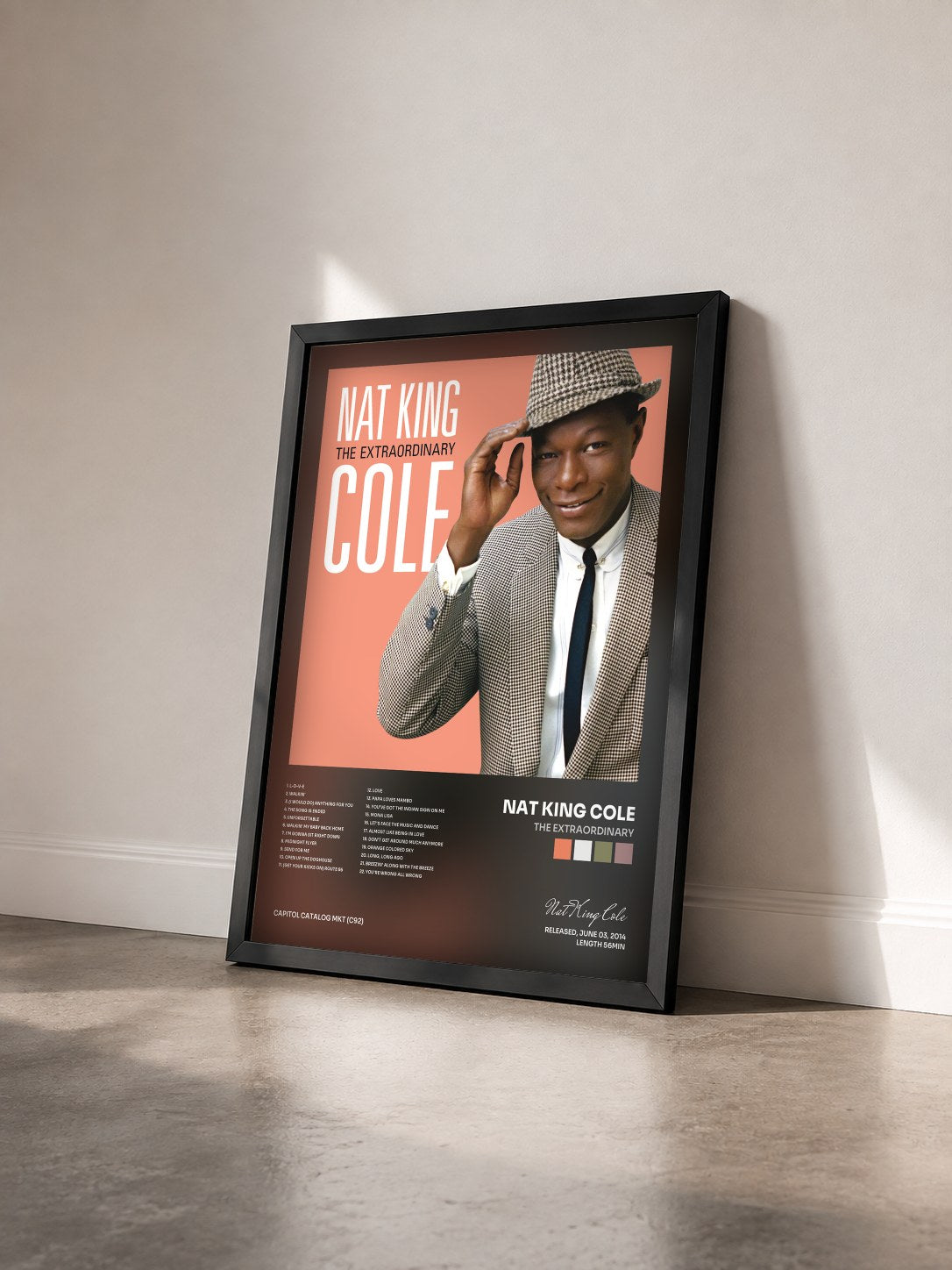#noir The Extraordinary von Nat King Cole als gerahmter Kunstdruck von schräg gesehen, schwarzer Rahmen
