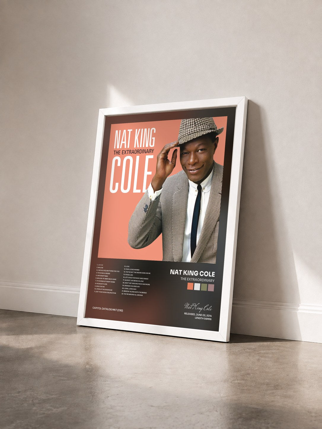 #blanc The Extraordinary von Nat King Cole als gerahmter Kunstdruck von schräg gesehen, weißer Rahmen