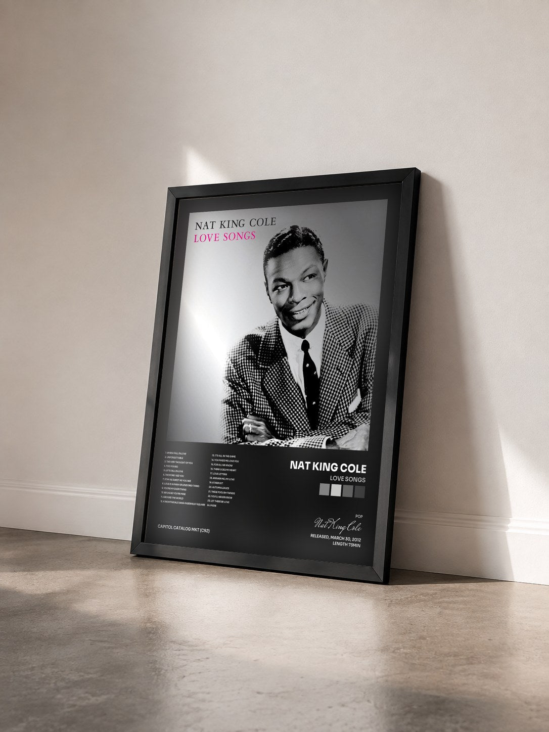 #noir Love Songs von Nat King Cole als gerahmter Kunstdruck von schräg gesehen, schwarzer Rahmen