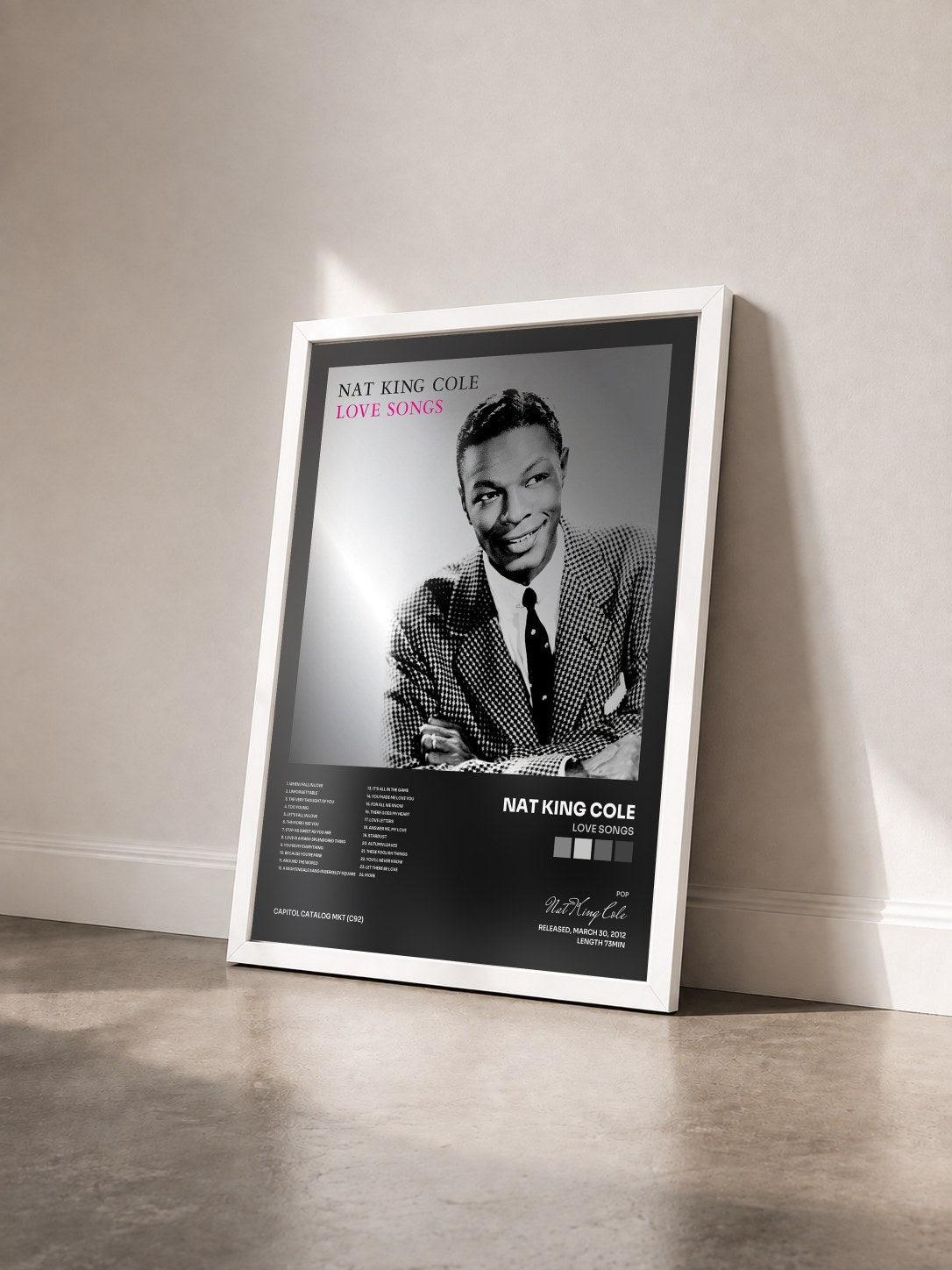 #blanc Love Songs von Nat King Cole als gerahmter Kunstdruck von schräg gesehen, weißer Rahmen