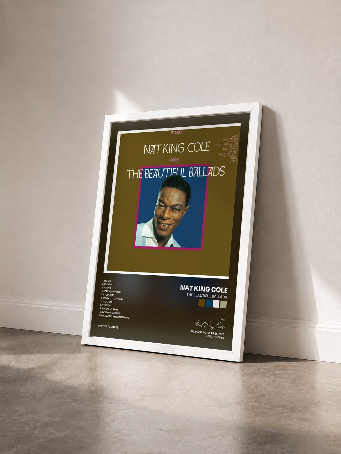 #blanc The Beautiful Ballads von Nat King Cole als gerahmter Kunstdruck von schräg gesehen, weißer Rahmen
