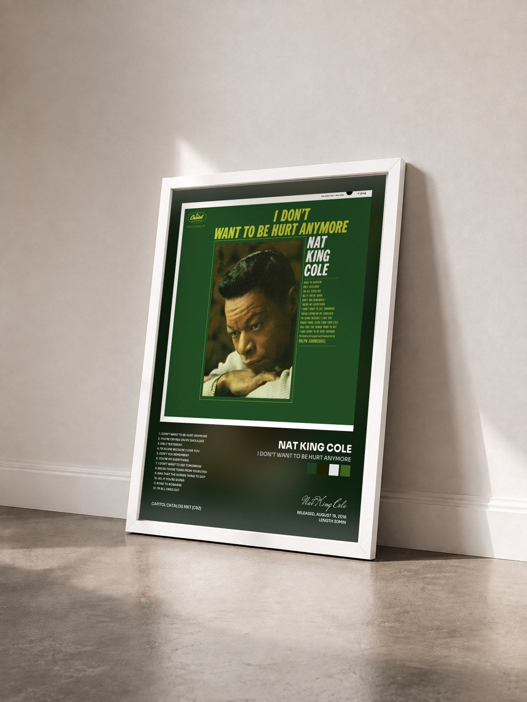 #blanc I Don't Want To Be Hurt Anymore von Nat King Cole als gerahmter Kunstdruck von schräg gesehen, weißer Rahmen