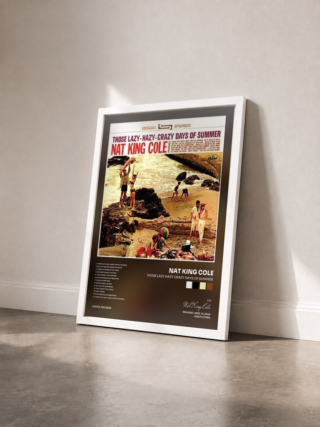 #blanc Those Lazy Hazy Crazy Days Of Summer von Nat King Cole als gerahmter Kunstdruck von schräg gesehen, weißer Rahmen