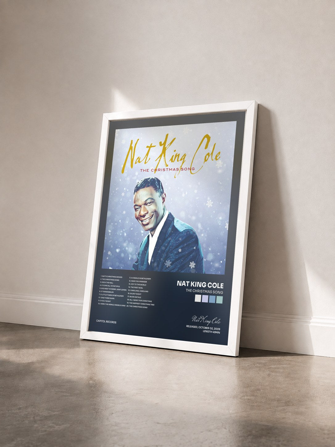 #blanc The Christmas Song von Nat King Cole als gerahmter Kunstdruck von schräg gesehen, weißer Rahmen