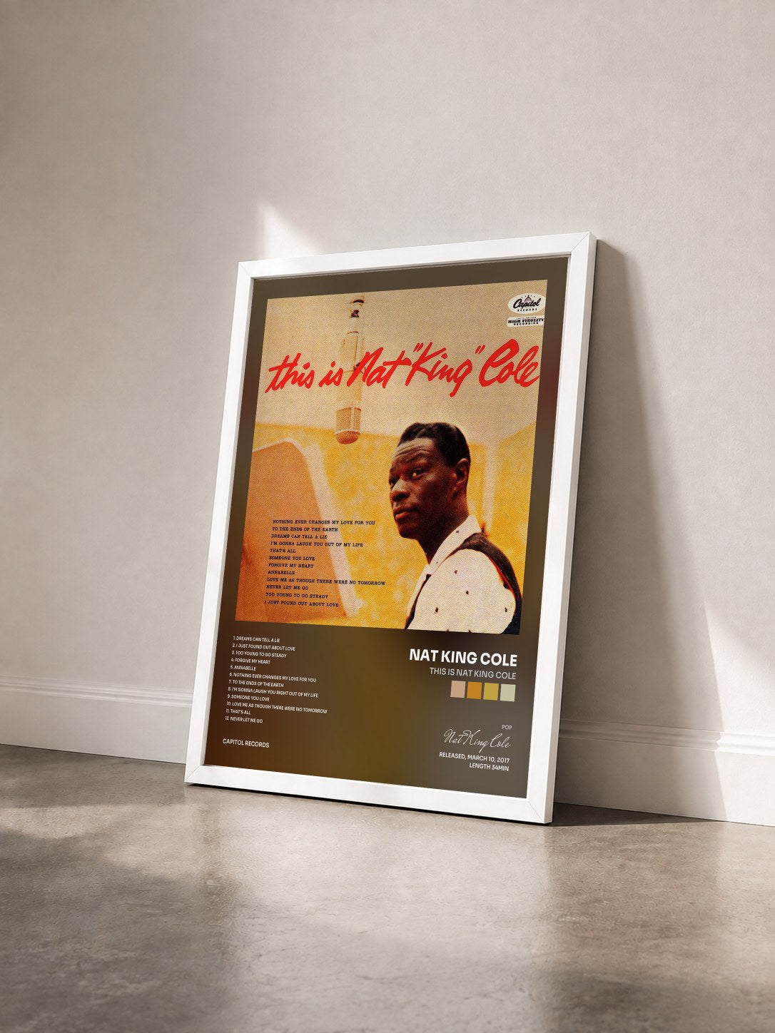 #blanc This Is Nat King Cole von Nat King Cole als gerahmter Kunstdruck von schräg gesehen, weißer Rahmen