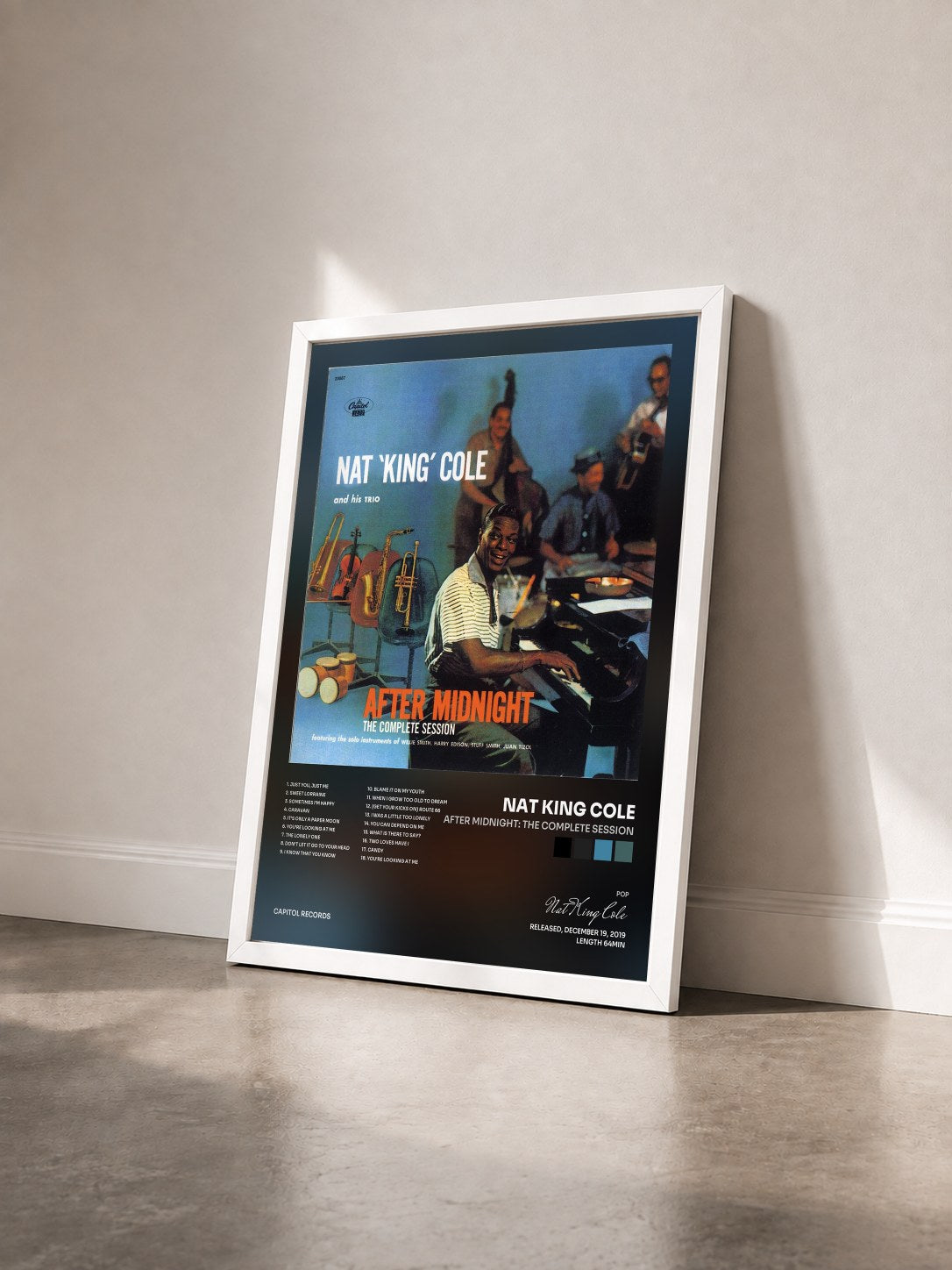 #blanc After Midnight: The Complete Session von Nat King Cole als gerahmter Kunstdruck von schräg gesehen, weißer Rahmen