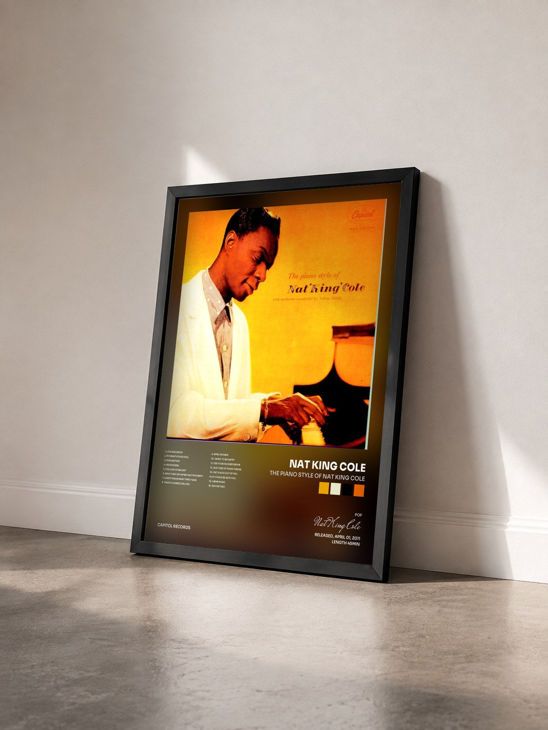 #noir The Piano Style of Nat King Cole von Nat King Cole als gerahmter Kunstdruck von schräg gesehen, schwarzer Rahmen