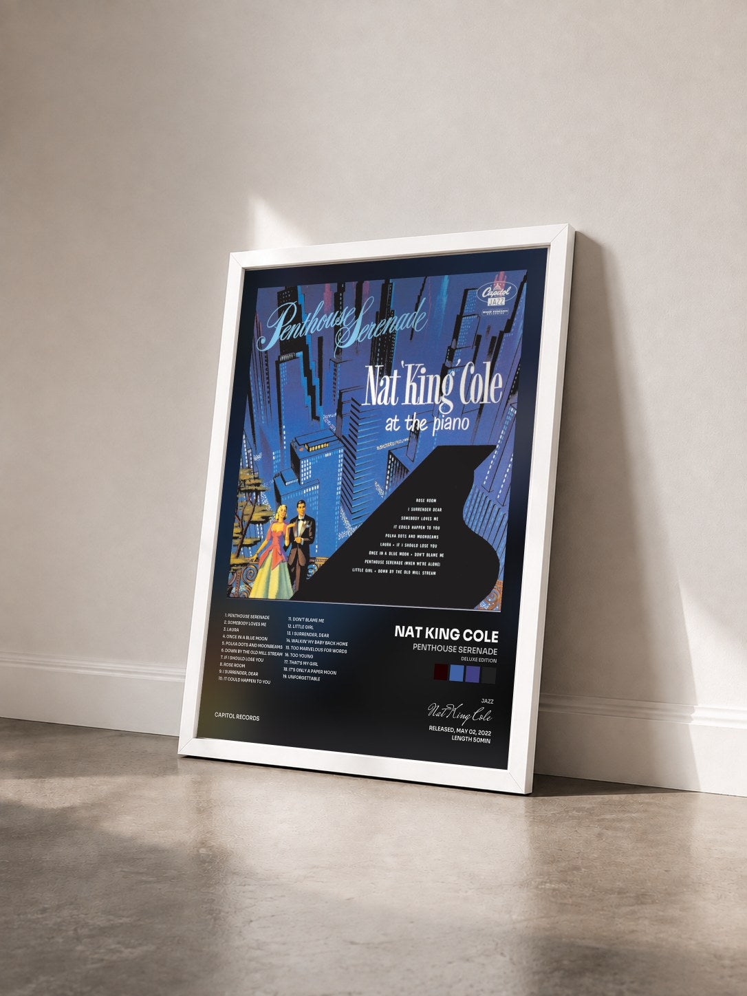 #blanc Penthouse Serenade (Deluxe Edition) von Nat King Cole als gerahmter Kunstdruck von schräg gesehen, weißer Rahmen