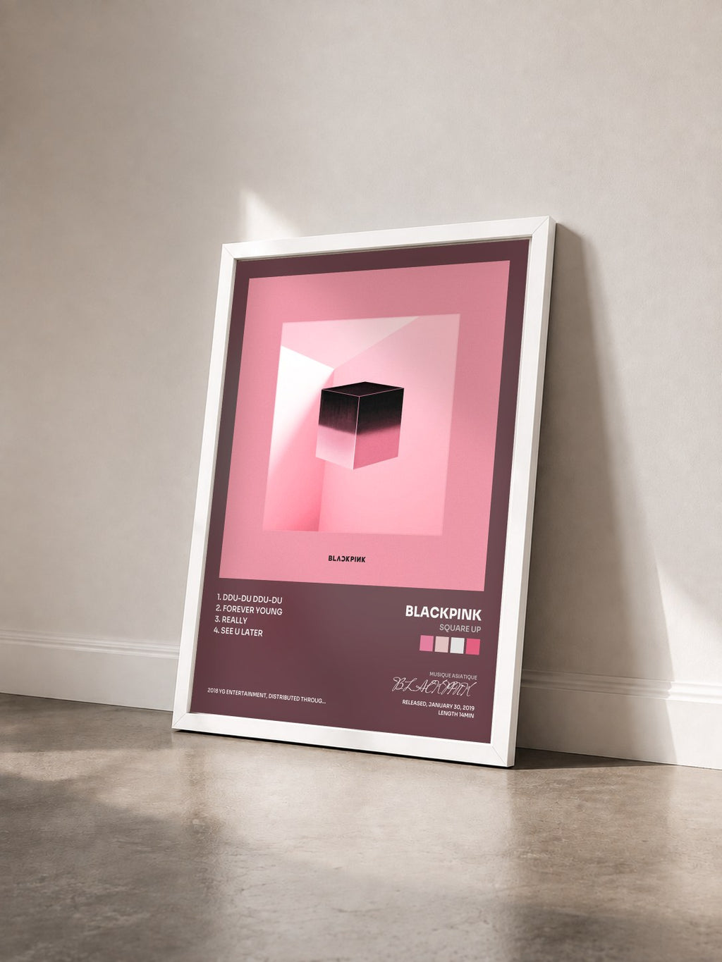 #blanc SQUARE UP von BLACKPINK als gerahmter Kunstdruck von schräg gesehen, weißer Rahmen