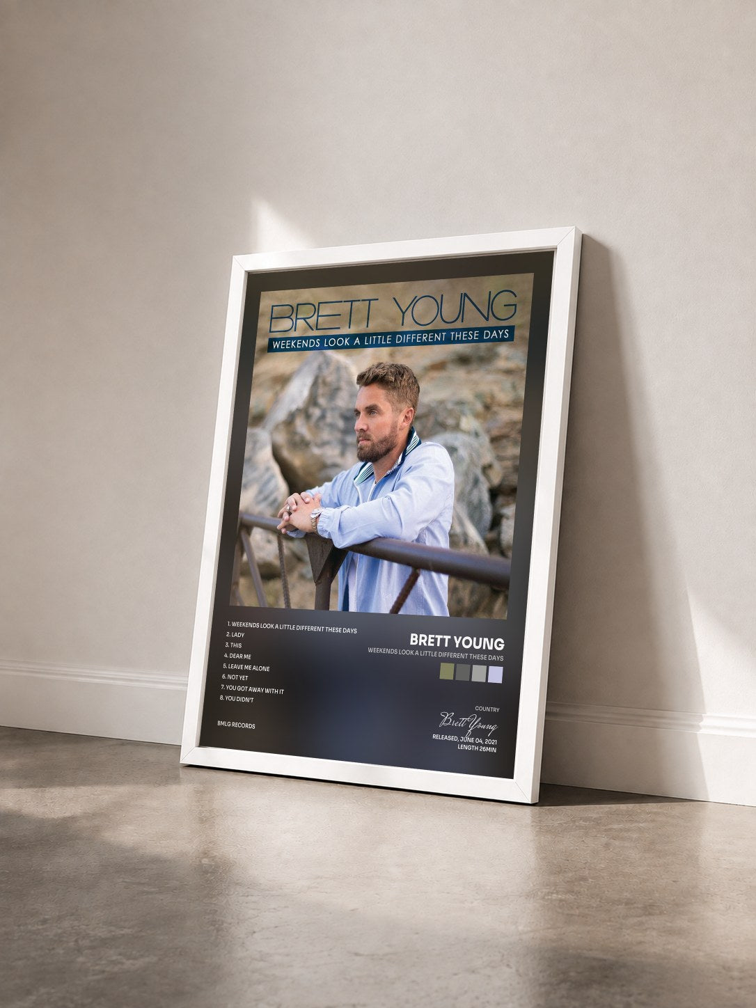 #blanc Tableau de l'album Weekends Look A Little Different These Days de Brett Young vu de trois quarts, cadre blanc