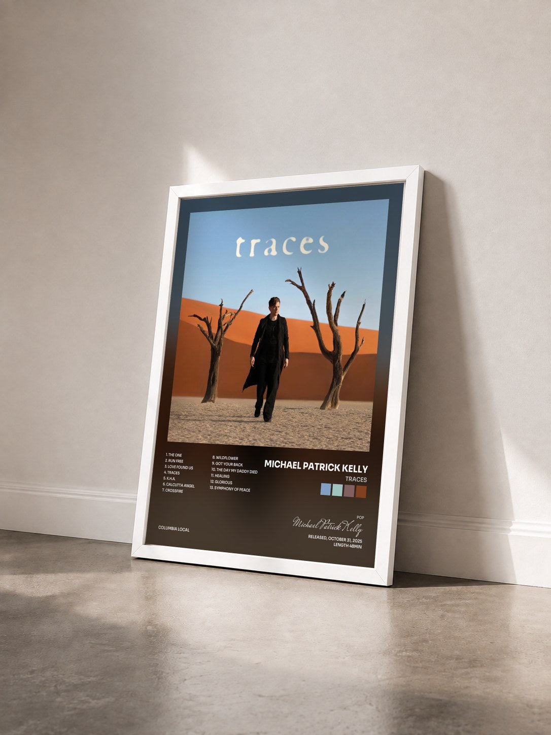 #blanc Tableau de l'album Traces de Michael Patrick Kelly vu de trois quarts, cadre blanc