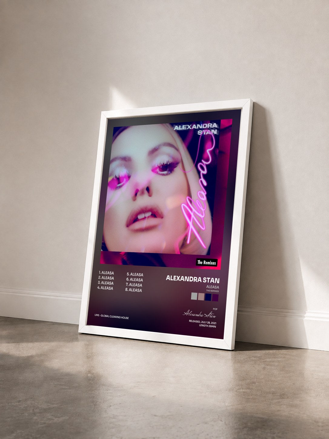 #blanc Tableau de l'album Aleasa (The Remixes) de Alexandra Stan vu de trois quarts, cadre blanc