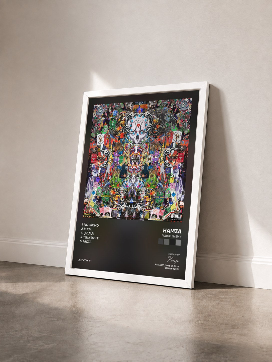 #blanc Tableau de l'album PUBLIC ENEMY de Hamza vu de trois quarts, cadre blanc