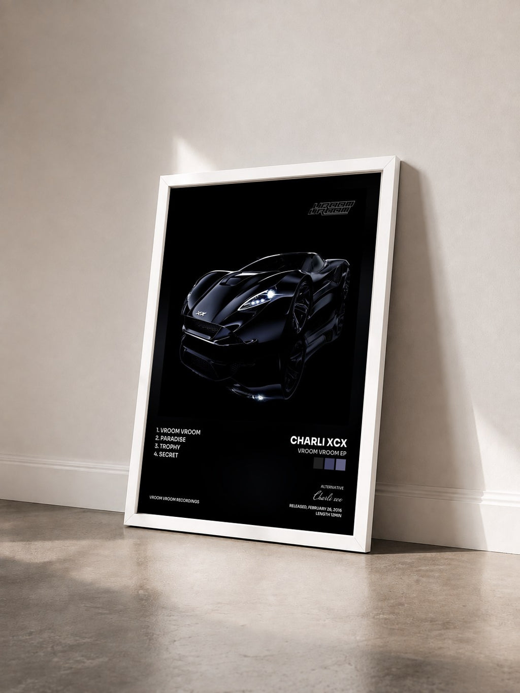 #blanc Vroom Vroom EP von Charli xcx als gerahmter Kunstdruck von schräg gesehen, weißer Rahmen