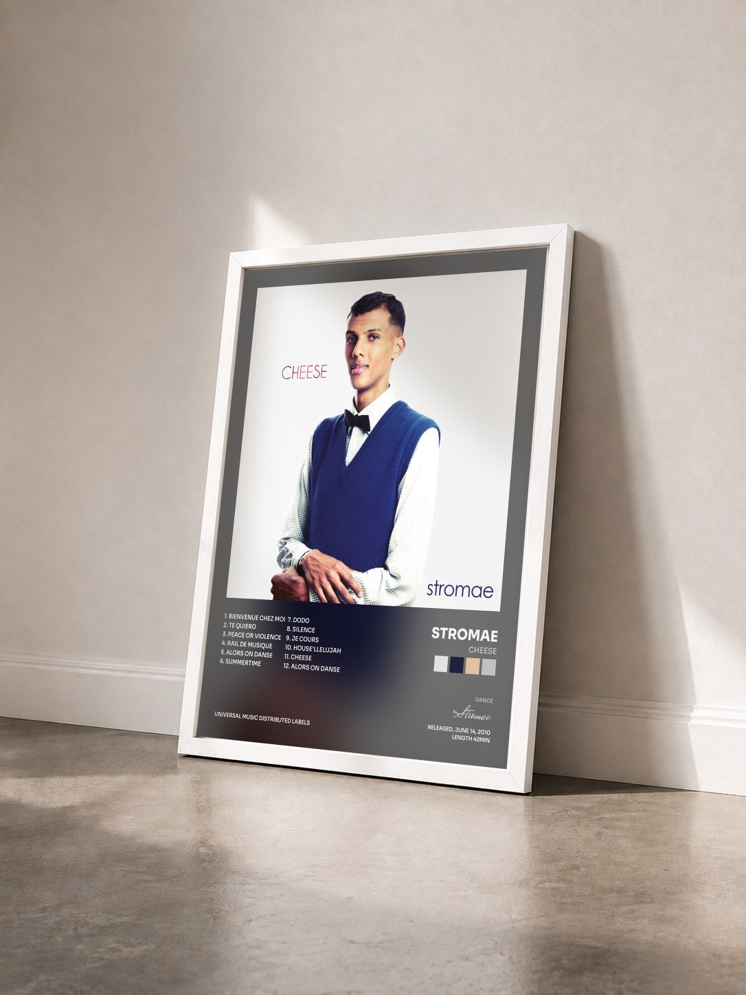 #blanc Cheese di Stromae in stampa incorniciata vista di tre quarti, cornice bianca