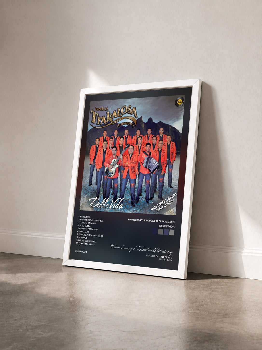 #blanc Tableau de l'album Doble Vida de Edwin Luna y La Trakalosa de Monterrey vu de trois quarts, cadre blanc