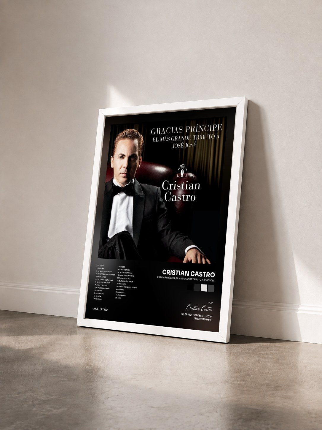 #blanc Tableau de l'album Gracias Príncipe, El Más Grande Tributo A José José de Cristian Castro vu de trois quarts, cadre blanc