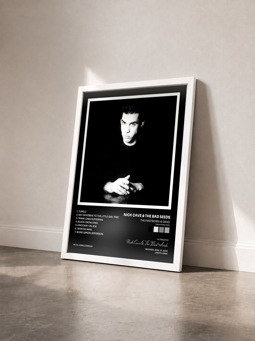 #blanc Tableau de l'album The Firstborn Is Dead (Remastered 2009) de Nick Cave & The Bad Seeds vu de trois quarts, cadre blanc