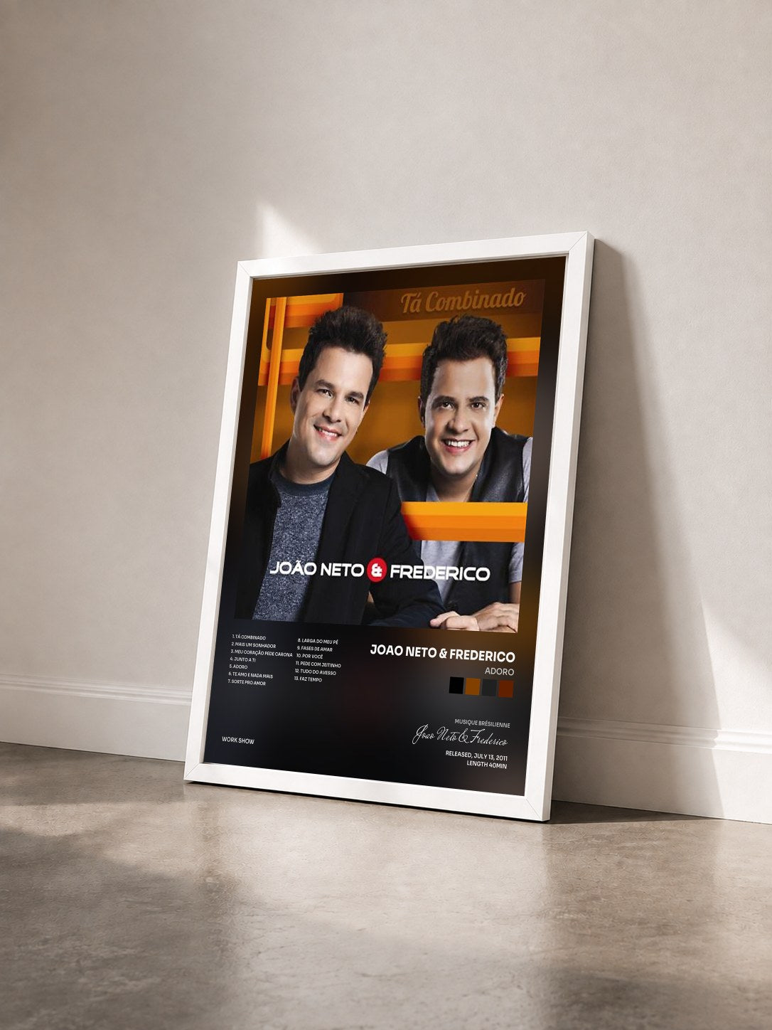 #blanc Tableau de l'album Adoro de Joao Neto & Frederico vu de trois quarts, cadre blanc