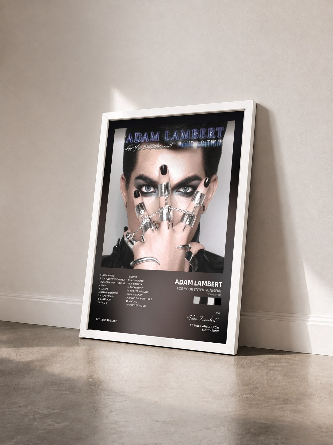 #blanc Tableau de l'album For Your Entertainment (Tour Edition) de Adam Lambert vu de trois quarts, cadre blanc