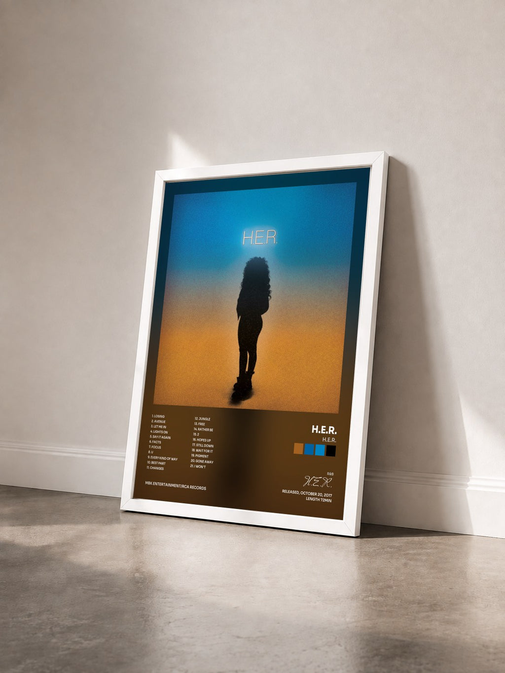 #blanc Tableau de l'album H.E.R. de H.E.R. vu de trois quarts, cadre blanc
