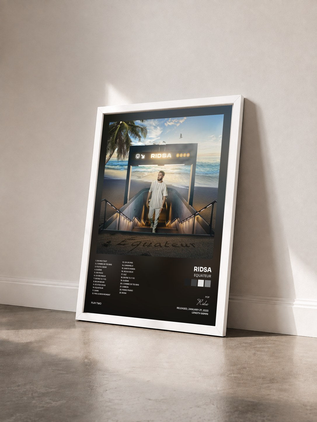 #blanc Tableau de l'album EQUATEUR de Ridsa vu de trois quarts, cadre blanc