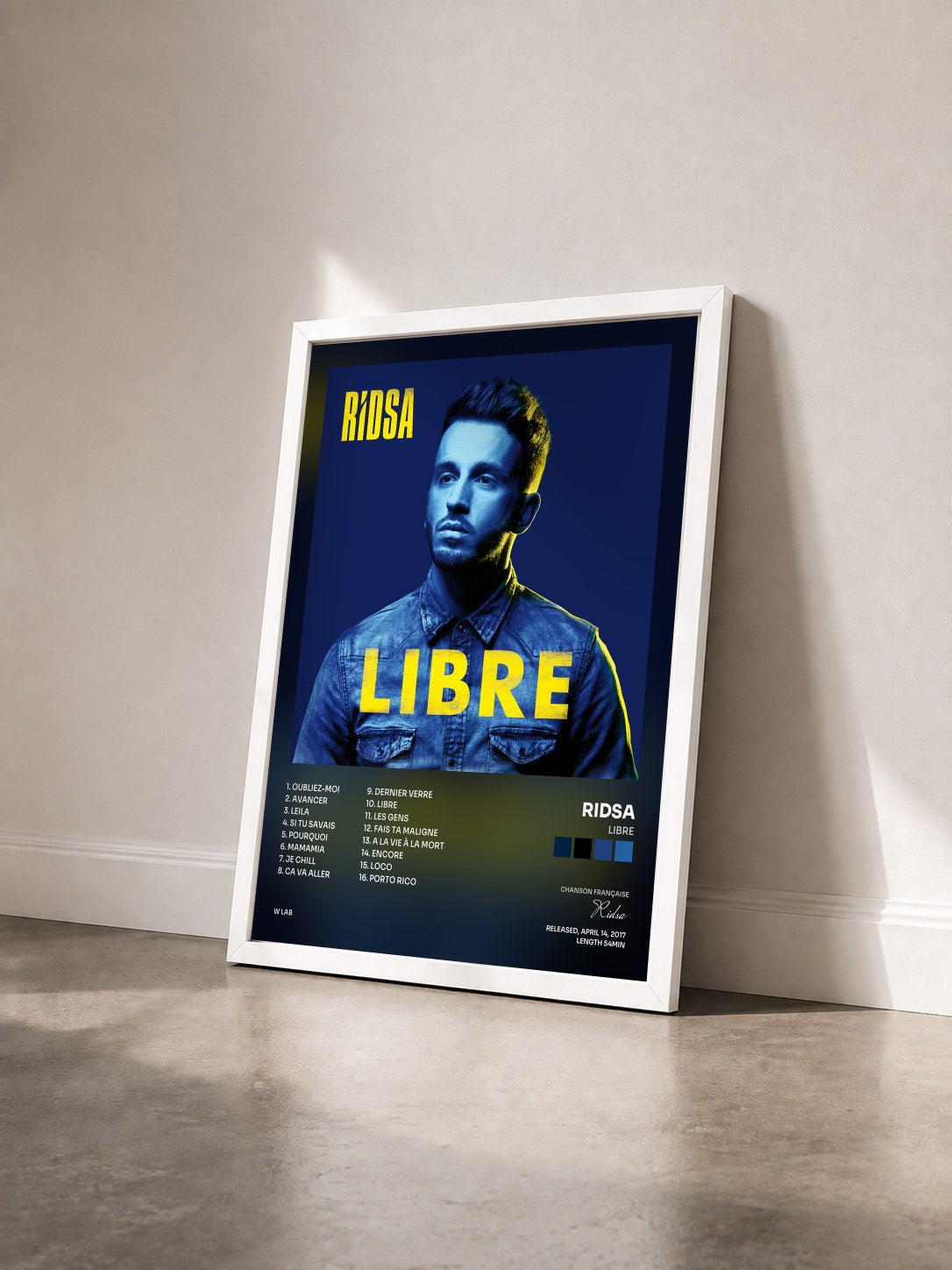 #blanc Libre de Ridsa en lámina enmarcada vista de tres cuartos, marco blanco