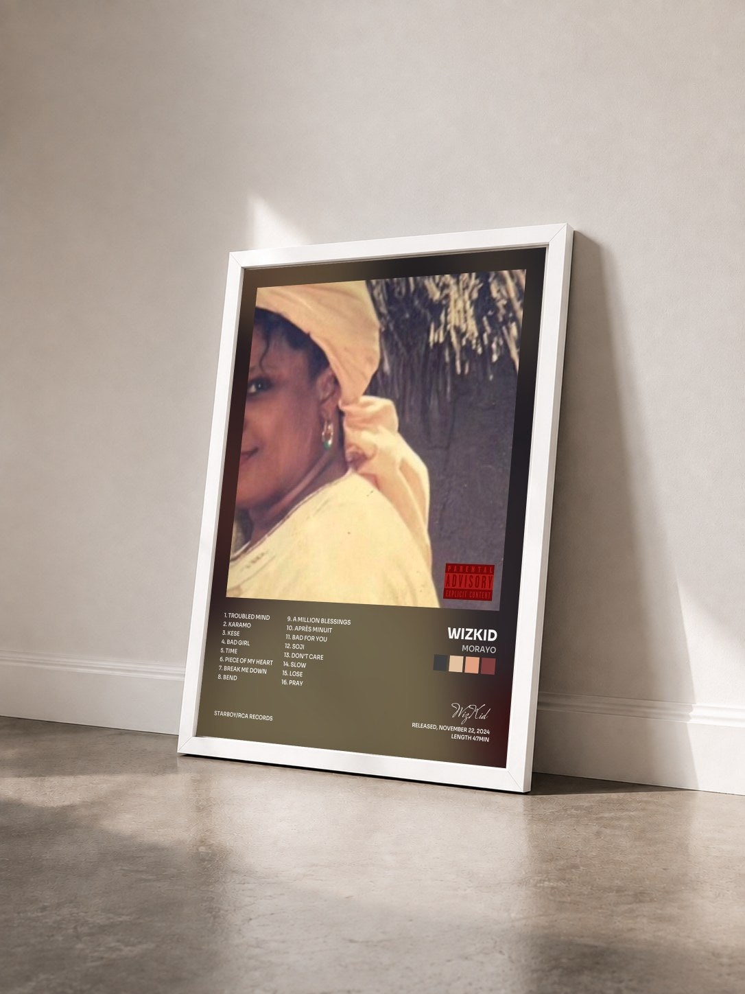 #blanc Tableau de l'album Morayo de WizKid vu de trois quarts, cadre blanc
