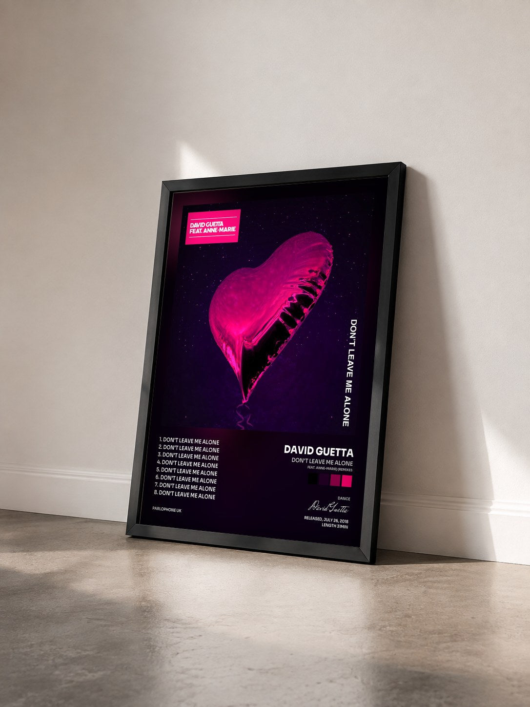#noir Tableau de l'album Don't Leave Me Alone (feat. Anne-Marie) (Remixes) de David Guetta vu de trois quarts, cadre noir