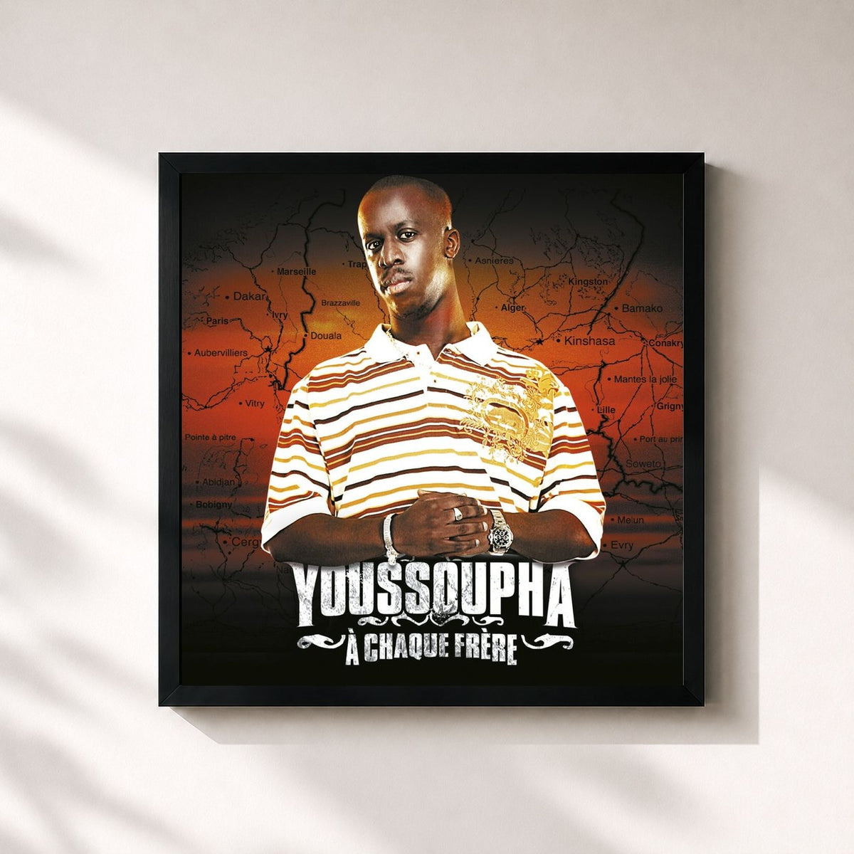 #noir À chaque frère de Youssoupha en lámina cuadrada enmarcada, marco negro de 32x32 cm
