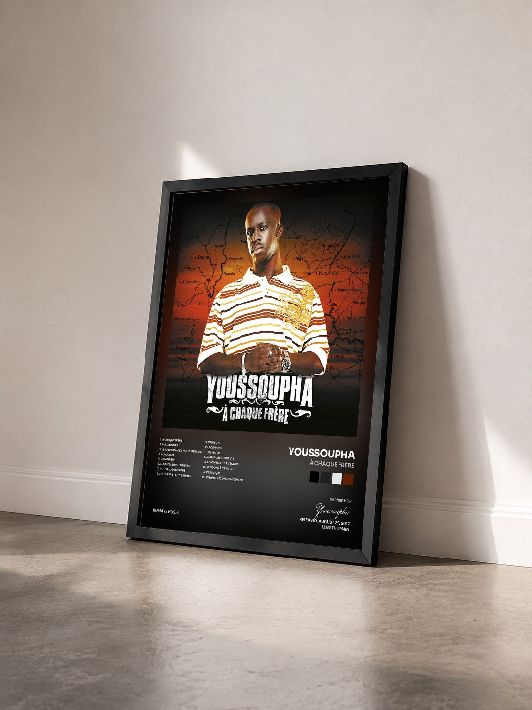 #noir À chaque frère de Youssoupha en lámina enmarcada vista de tres cuartos, marco negro