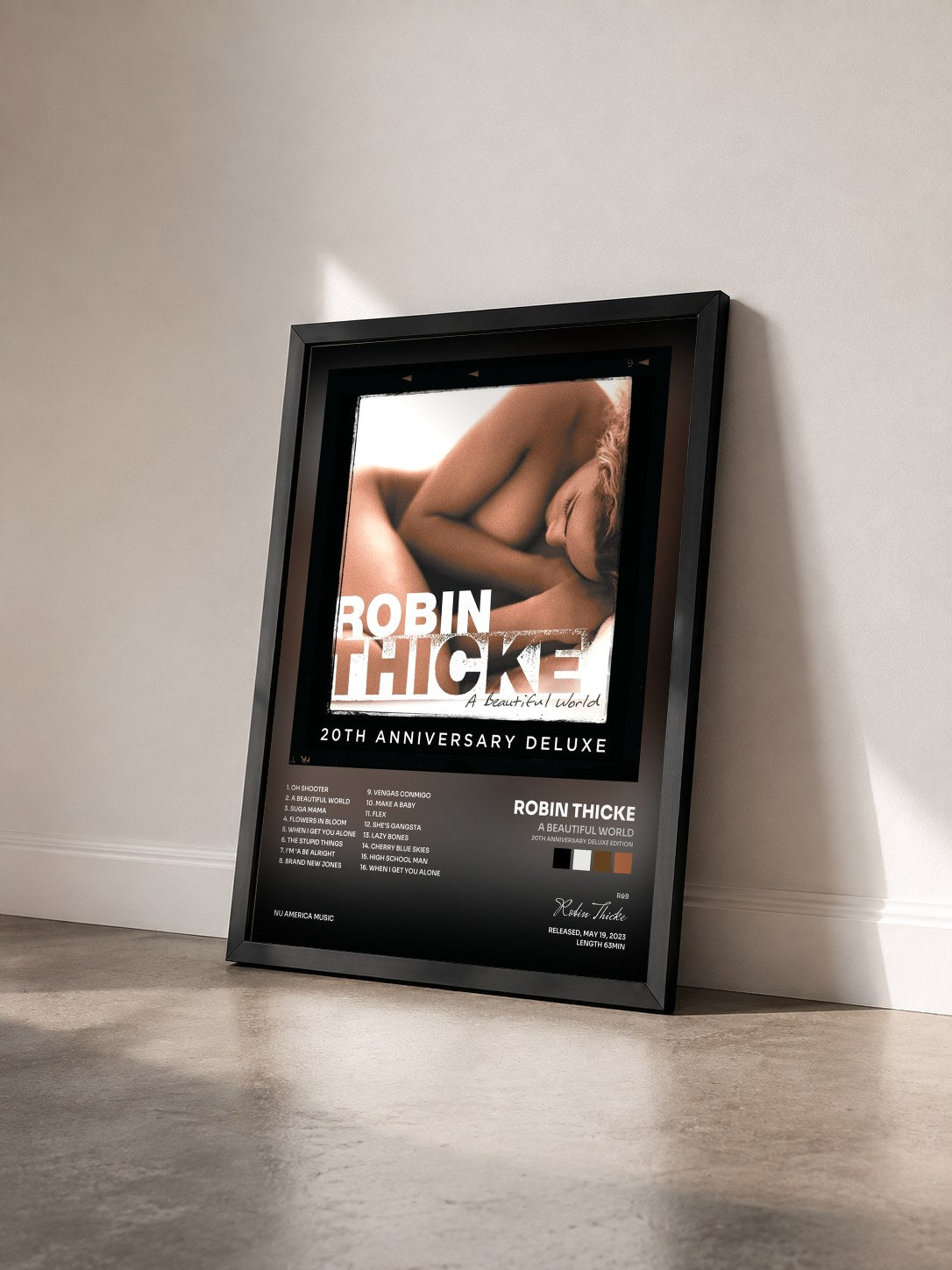 #noir Tableau de l'album A Beautiful World (20th Anniversary Deluxe Edition) de Robin Thicke vu de trois quarts, cadre noir