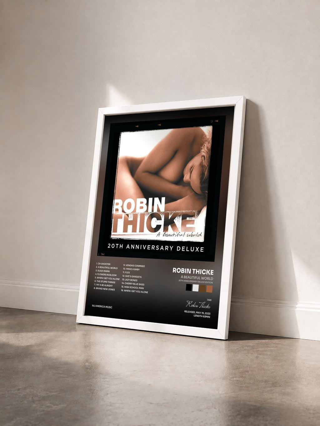 #blanc Tableau de l'album A Beautiful World (20th Anniversary Deluxe Edition) de Robin Thicke vu de trois quarts, cadre blanc