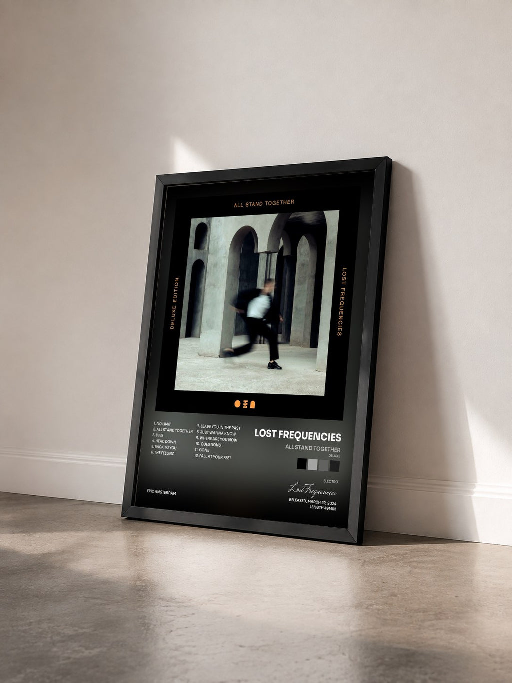 #noir Tableau de l'album All Stand Together (Deluxe) de Lost Frequencies vu de trois quarts, cadre noir