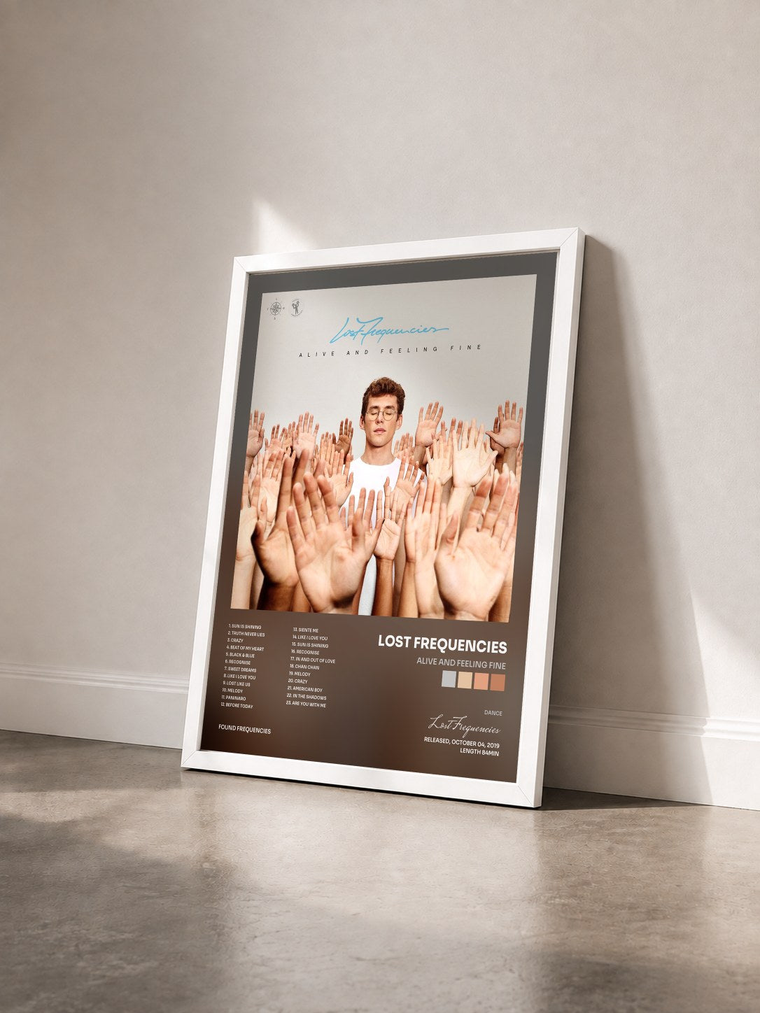 #blanc Alive And Feeling Fine di Lost Frequencies in stampa incorniciata vista di tre quarti, cornice bianca